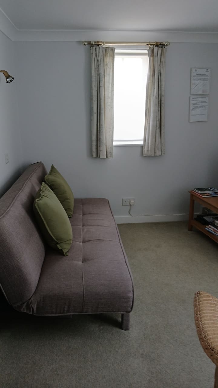Peaceful, Self-contained Apartment On Two Levels - 비콘스필드