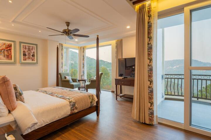 Luxe Hilltop Retreat W/ Indoor bar & Terrace