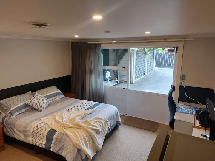 Chambre privée avec réfrigérateur, bureau et électroménagers de base. Évier fourni pour laver la vaisselle (pas d'eau courante dans l'évier). Pas de cuisine ni d'installations de cuisson. Idéal pour les voyageurs qui prévoient manger au restaurant ou acheter des repas prêts à manger.
