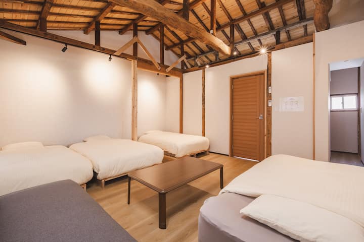 Hay 4 camas semidobles (120 cm x 195 cm).La ropa de cama siempre se mantiene limpia