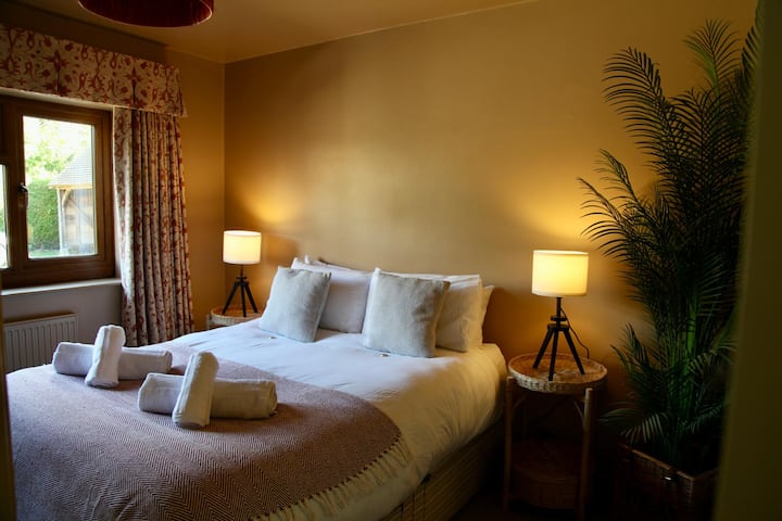 Cómodo dormitorio tamaño king, ideal para parejas