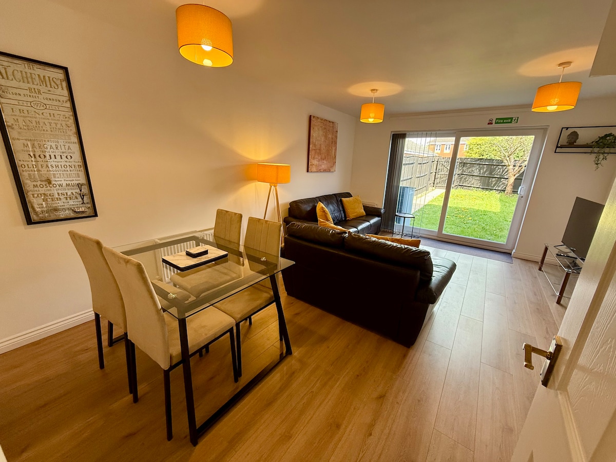 Popular Airbnb listing: "The Lakes" 3 bed house CBS Arena, NEC / BHX, M6 in Nuneaton And Bedworth