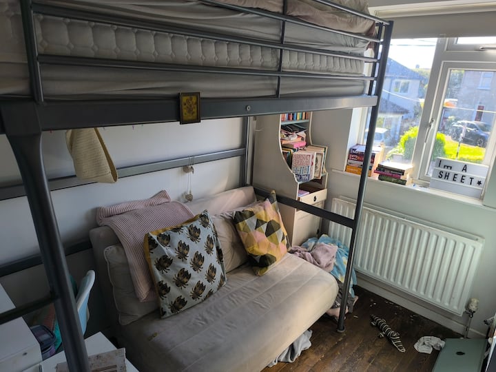 Малка стая с лофт легло, диван и бюро