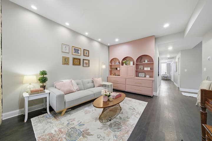 Chic Private Room In Girlie Condo| G2 | Wifi & Tv! - Chicago, IL
