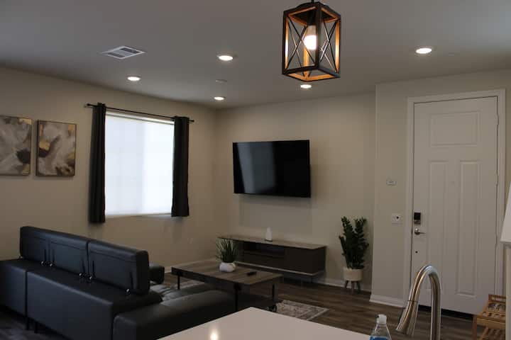 Gated Upland 3 Bed Near Ont, Hospitals, Colleges - 阿普蘭