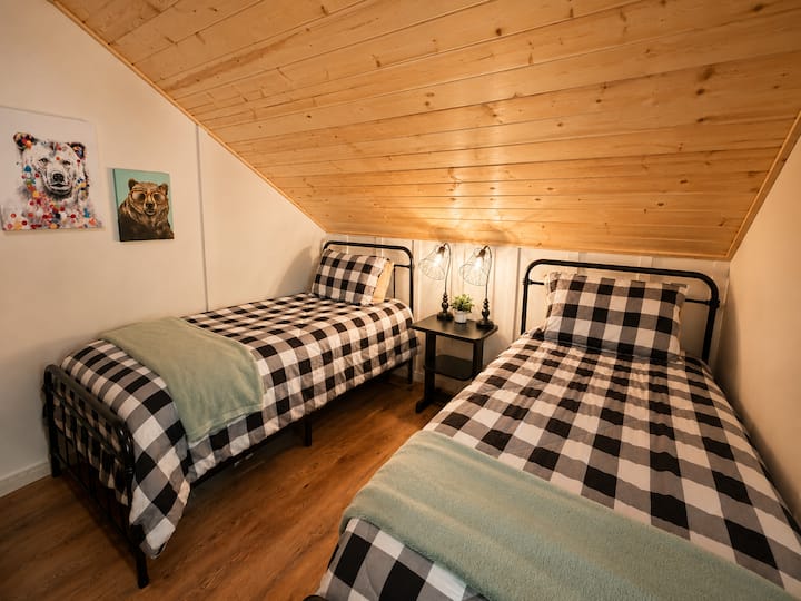 Nuestra habitación doble es perfecta para niños y también cuenta con un televisor para su entretenimiento.