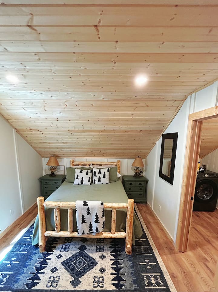 Lit queen et télévision dans la chambre, peut accueillir confortablement deux personnes.