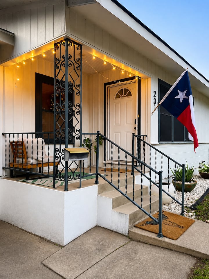 Texan Cottage Retreat | Med Center | King Suite - サン・アントニオ, TX