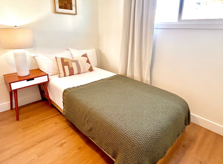 Dve samostatné postele XL. 