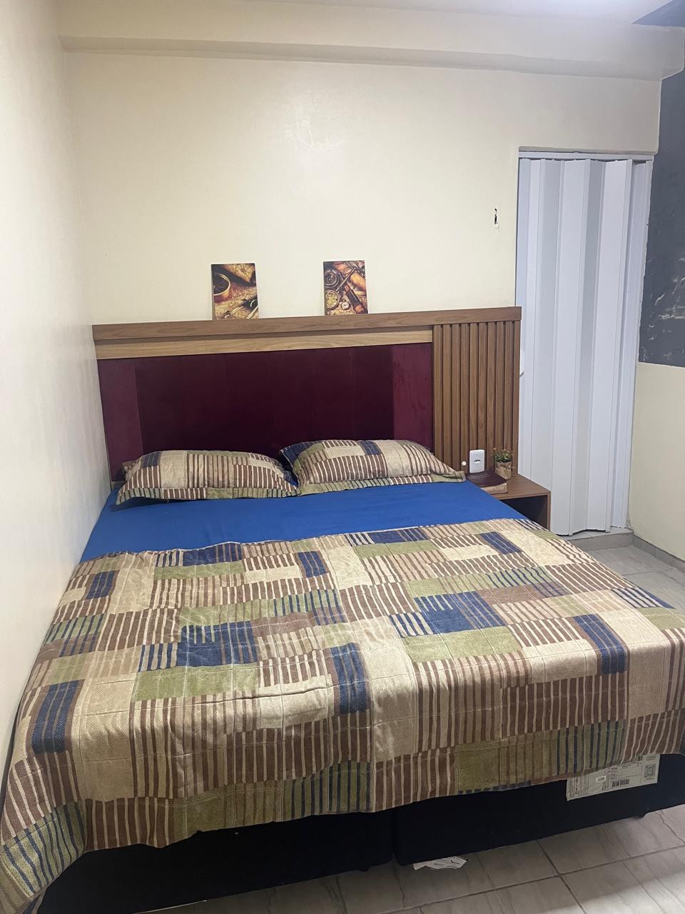 Შესანიშნავი კომფორტული ოთახი ორადგილიანი საწოლით, სასწავლო მაგიდით და სკამით, Wi-Fi, კონდიციონერი, სმარტ-ტელევიზორი, ვენტილატორი, მინიბარი, ჭიქები, სათვალეები...
 Ცალკე სააბაზანო, თეთრეული, პირსახოცები და ჰიგიენის ძირითადი ნაკრები...