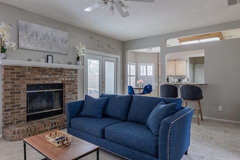 Jacuzzi +Gameroom | Rococo Retreat | 4BR Sleeps 10