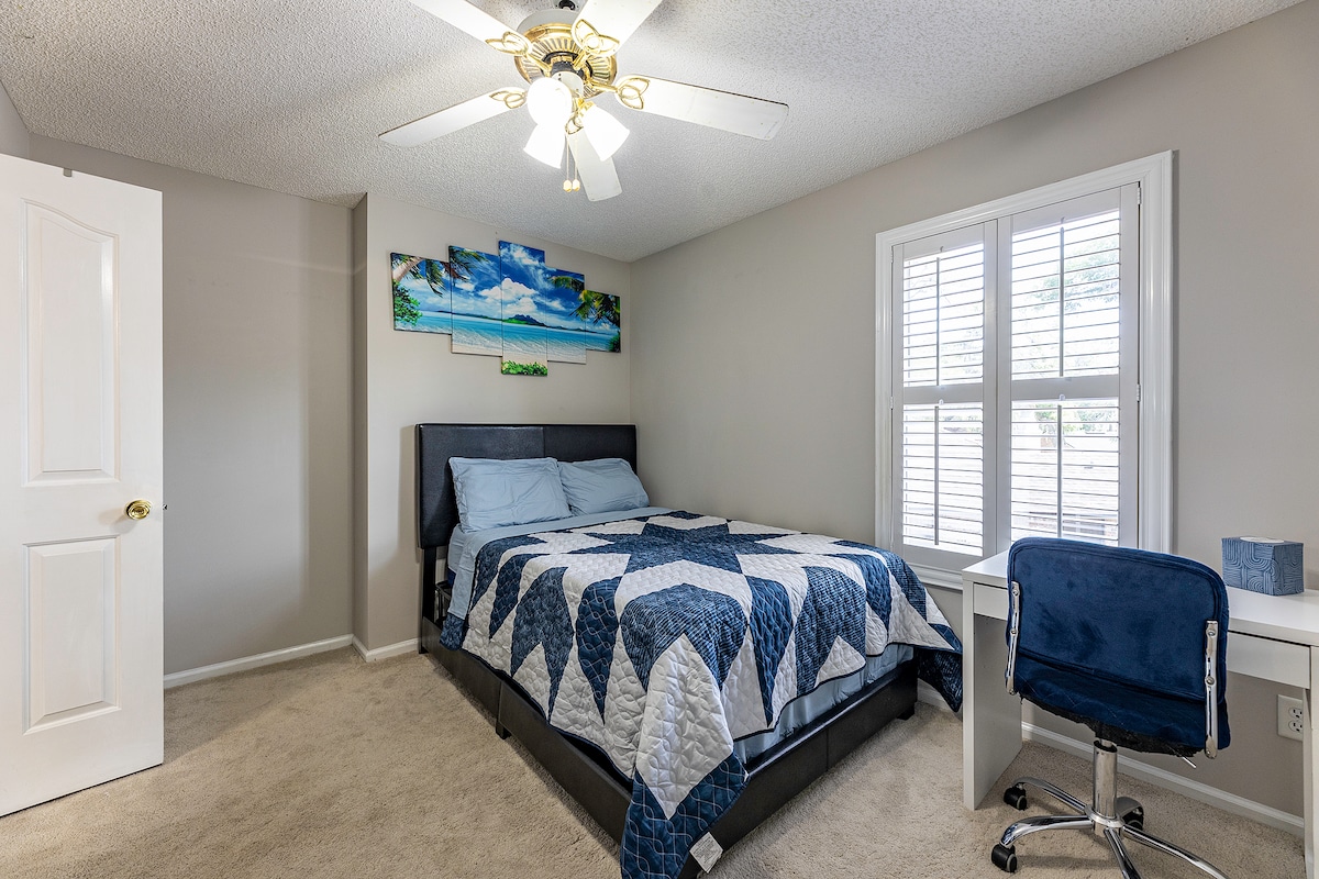 2. poschodie s manželskou posteľou, písacím stolom, komodou a inteligentnou televíziou