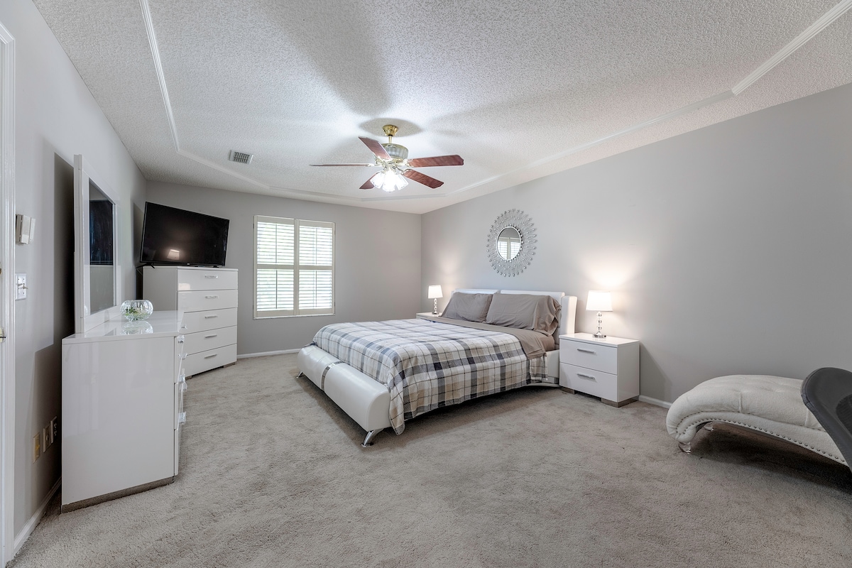 2. poschodie, manželská posteľ veľkosti King v hlavnej spálni so stolom, komodami a inteligentnou televíziou. Vlastná kúpeľňa je pripojená. 