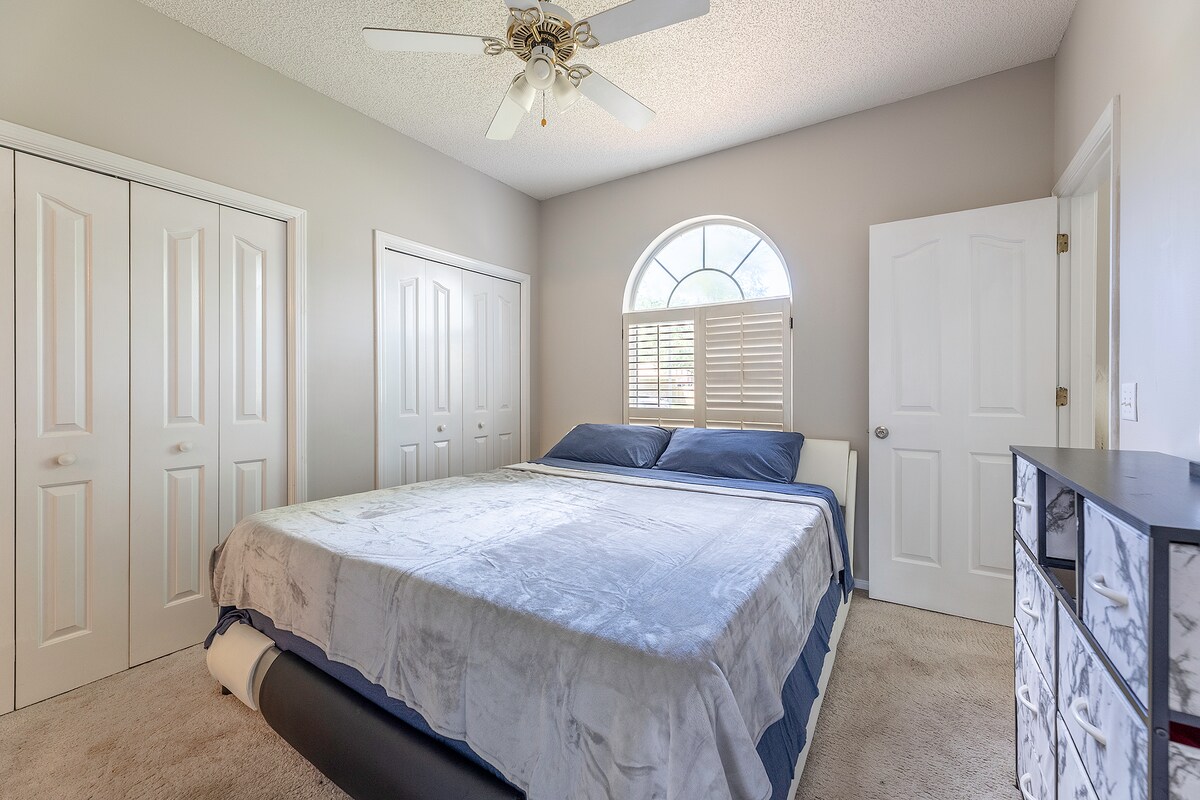 Hlavná spálňa na prvom poschodí s manželskou posteľou King, komodou a vlastnou kúpeľňou. 