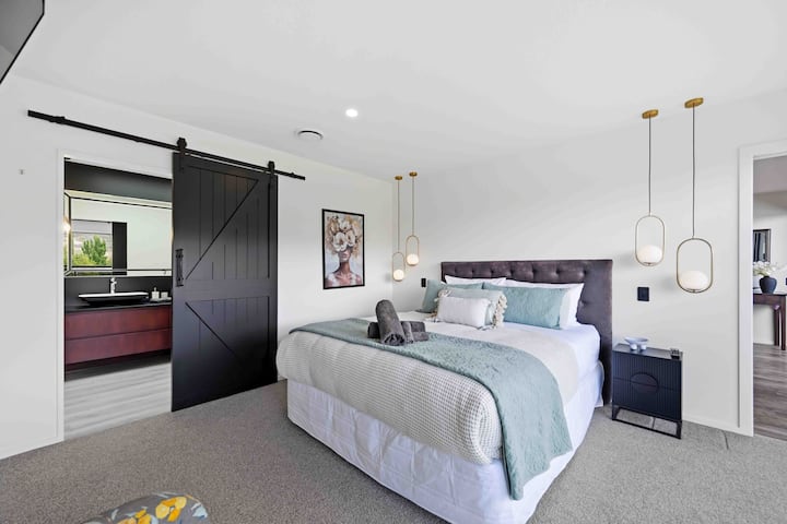Mt Pisa Retreat | Sleeps 11 | Lake Dunstan + Views - Cromwell