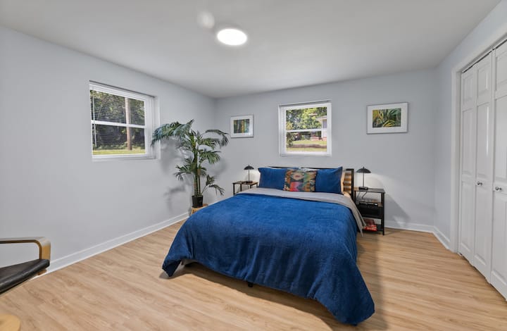 Пространа, светла спална соба со телевизор за забава 