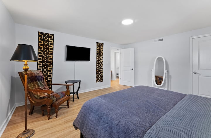 Голема спална соба со телевизор и огледало во цела должина