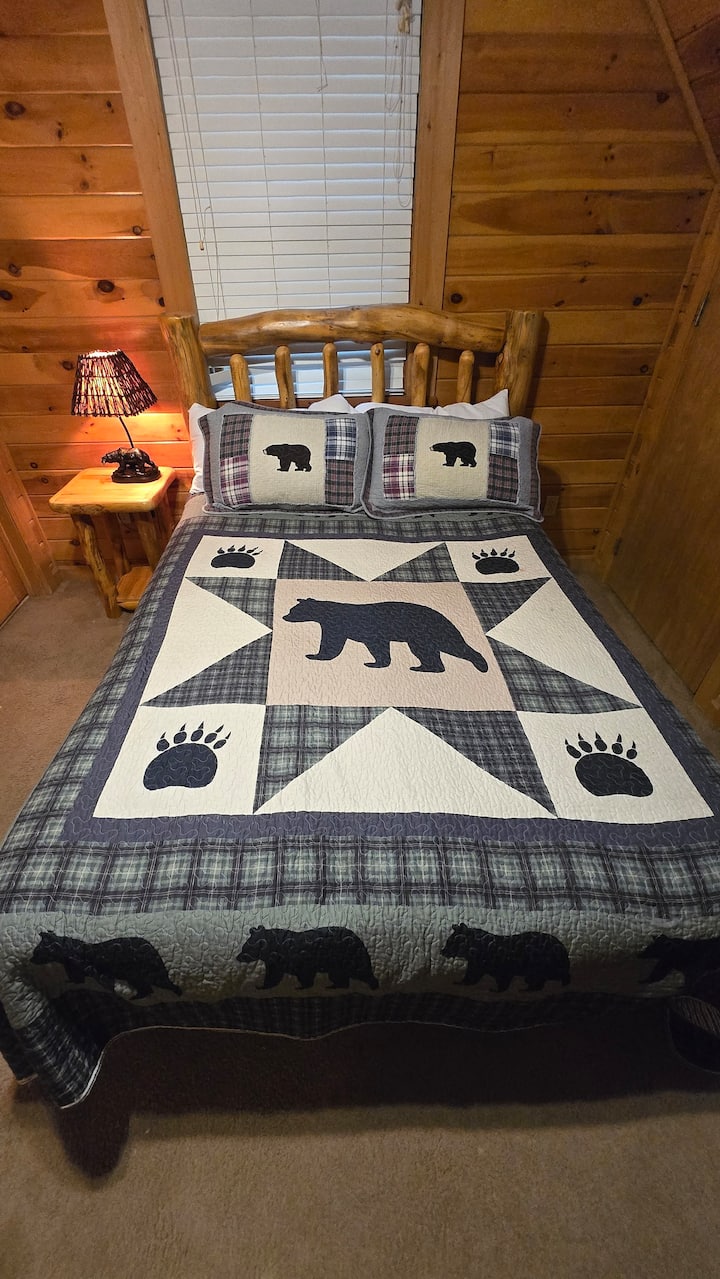 سرير كوين في غرفة النوم في الطابق العلوي 