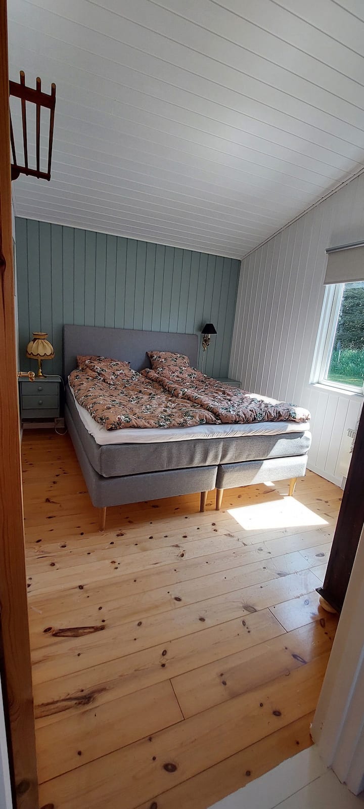 בחדר השינה מספר 2 יש מיטה זוגית בגודל 160 ס"מ עם ראש מיטה. 