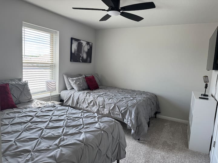 Dormitorio en el segundo piso. Equipado con dos camas tamaño queen y un televisor de pantalla plana de 50" para su disfrute. 