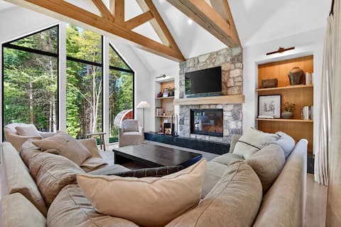 NEW! Luxe Chalet | Hot Tub, Sauna & Lake Access