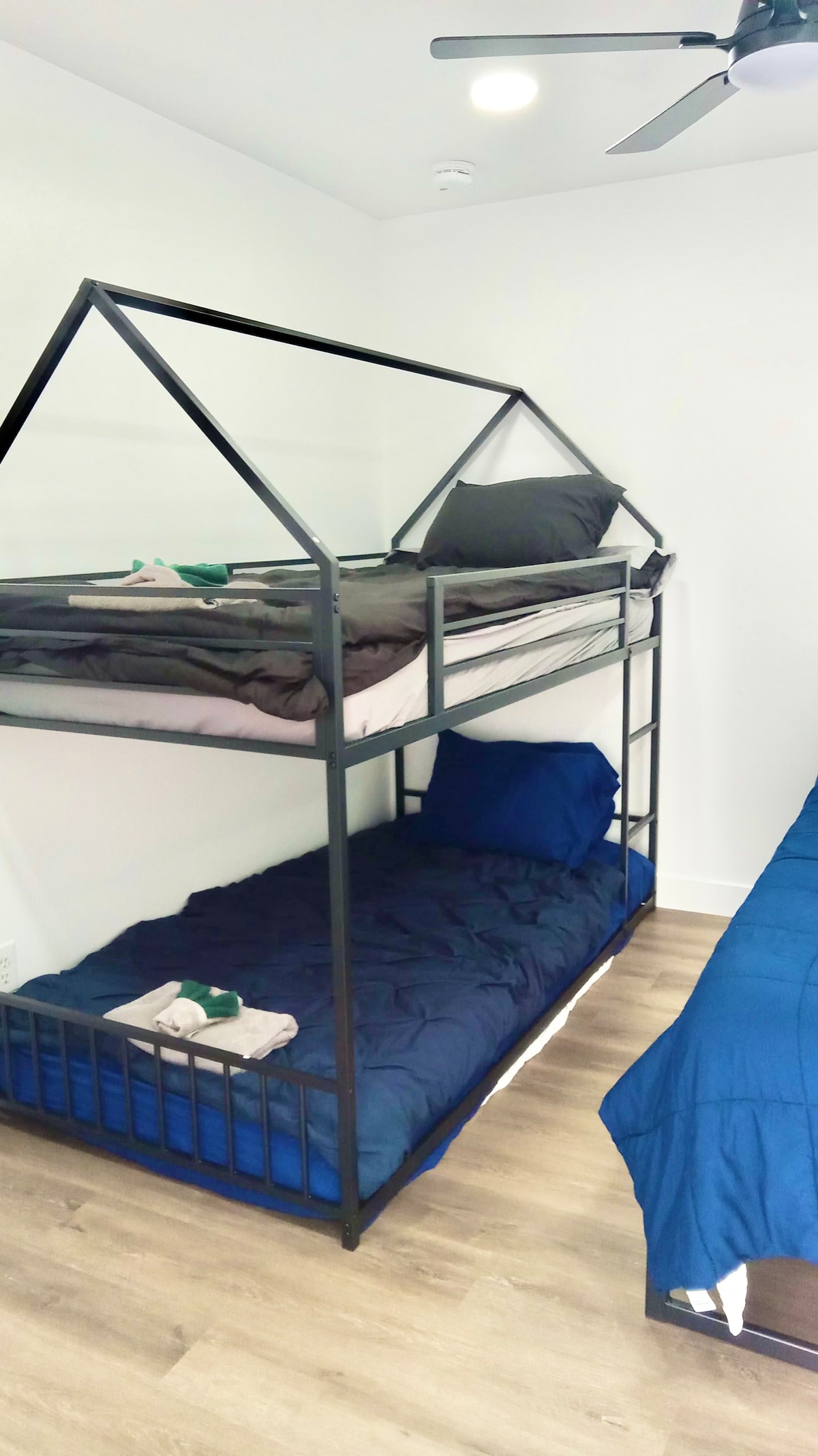 מיטת קומתיים נוספה לאחרונה לחדר השינה 4!