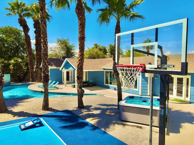 Insta-Worthy Oasis- Pickleball, Heated Pool, Bball