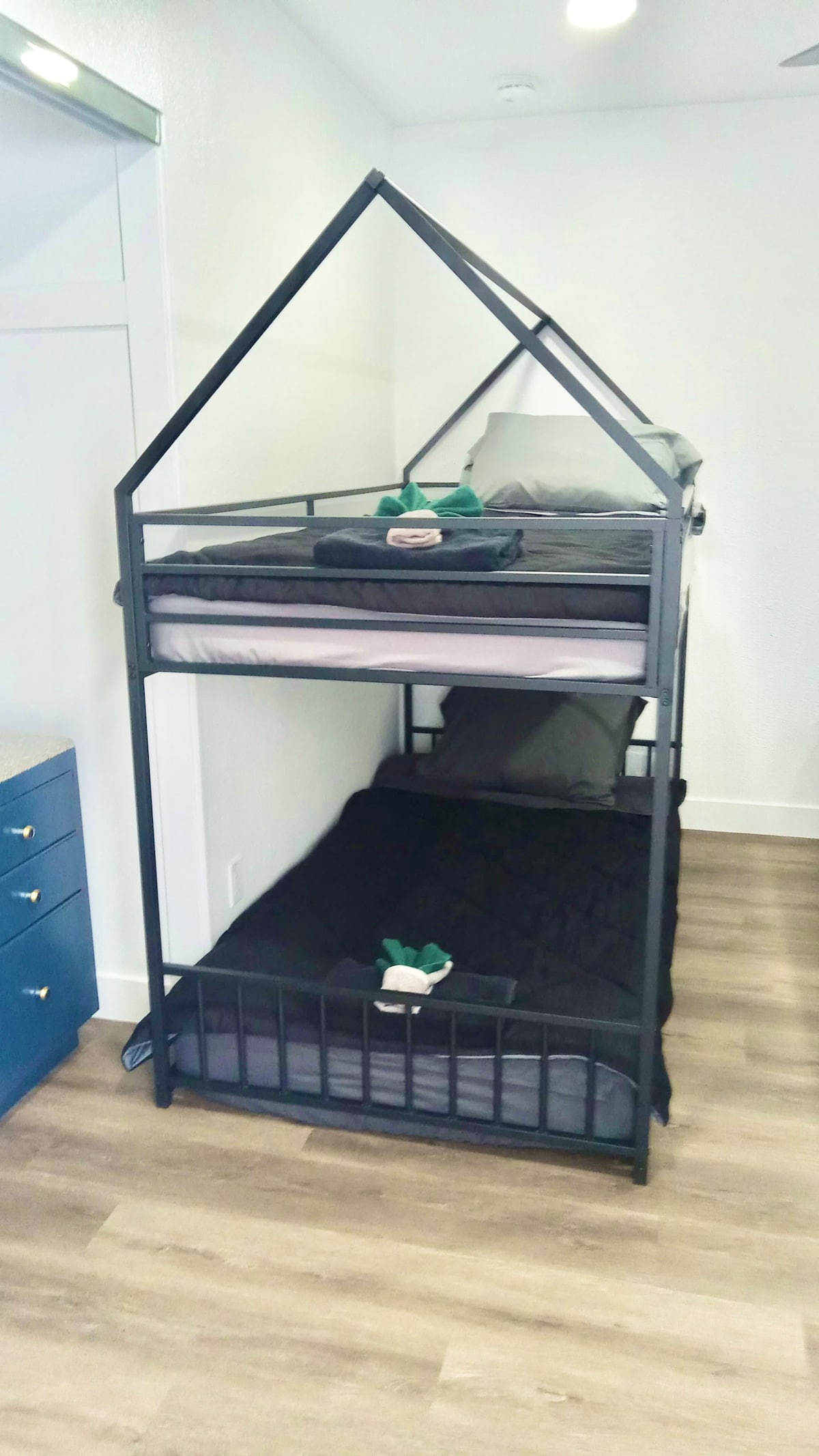 מיטת קומתיים נוספה לאחרונה לחדר השינה 4!