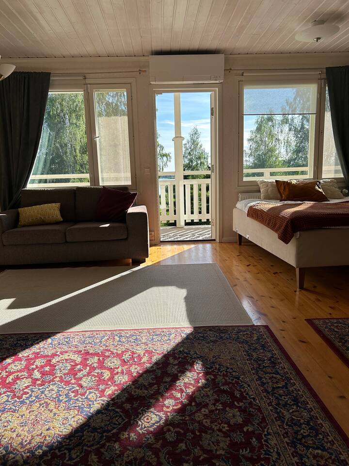 En el salón, 2 camas de 90 cm de ancho hechas por Unikulma y un sofá cama que también se puede abrir en el salón.