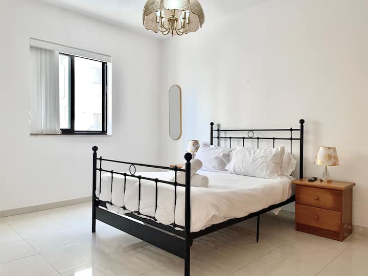 Deze doordachte tweepersoonskamer is licht en rustgevend en nodigt je uit om weg te dromen in een queensize bed. Marmeren vloeren ontmoeten zachte verlichting, terwijl een volledige spiegel zowel stijl als functie toevoegt — perfect voor een goede nachtrust.