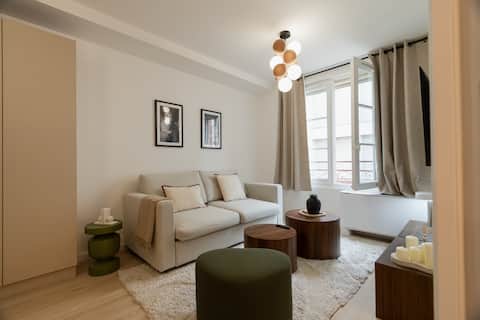 Popular Airbnb listing: Beautiful apartment 2BDR/6PAX - Place des Lices in Saint Tropez