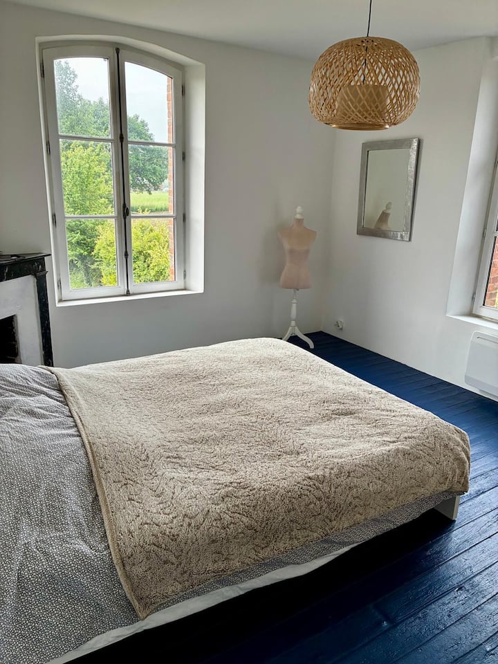 Spálňa sa nachádza na podlahe. Dvojlôžko 160/200 