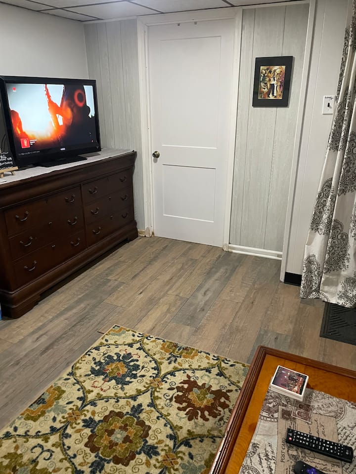 Sala de estar y puerta del dormitorio con cerradura.