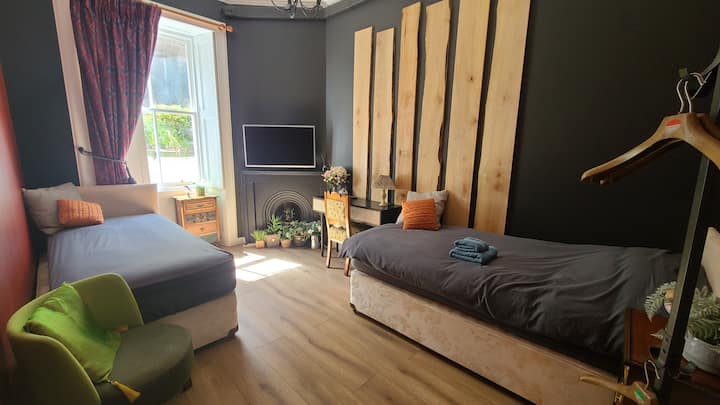 Ნაგულისხმევი დაყენება – ორი მყუდრო ერთადგილიანი საწოლი

Თუ სუპერ ‑ მეფური საწოლი გირჩევნიათ, შეგვატყობინეთ ჯავშნის დადასტურების შემდეგ