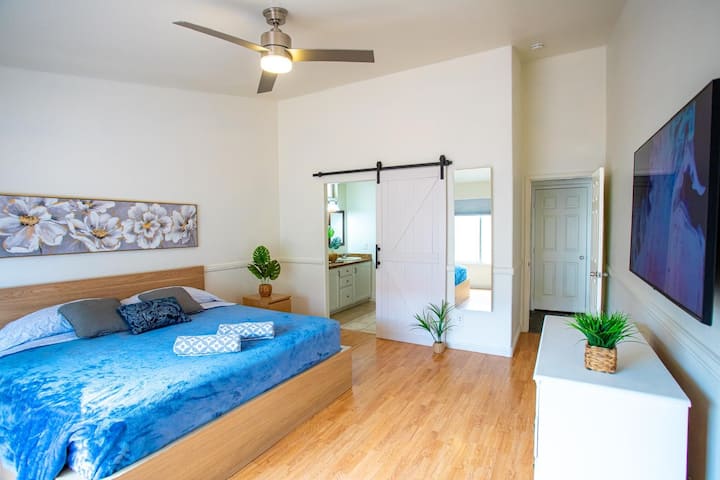 ליהנות מהחלל ומהנוחות של מיטת קינג סייז, להירגע בצפייה בתוכניות האהובות עליכם או לברוח לחצר האחורית לקבלת פנים שלווה לערב. 