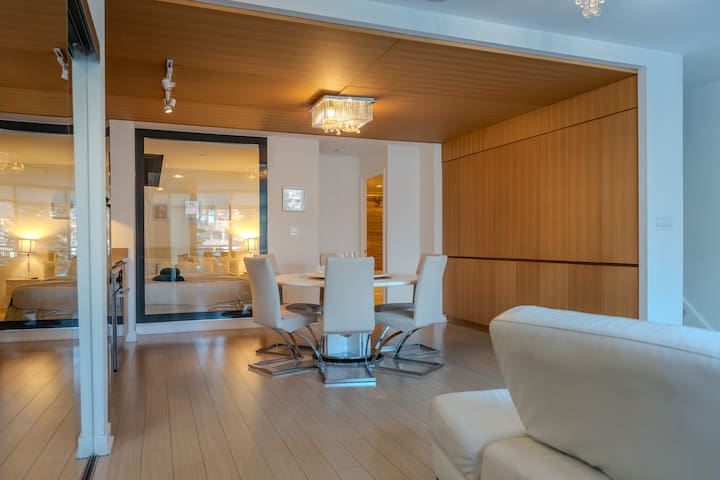 Townhouse in the Heart of Downtown w/ Free Parking