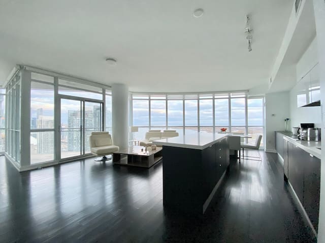 Panoramic Bright Lakeview Condo Free Parking