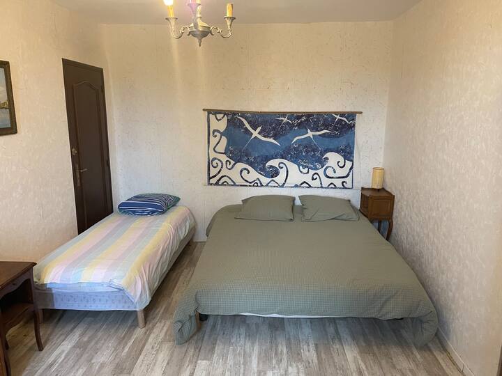 1 krevet širine 140 cm + 1 krevet širine 90 cm (mogućnost uklanjanja kreveta širine 90 cm)