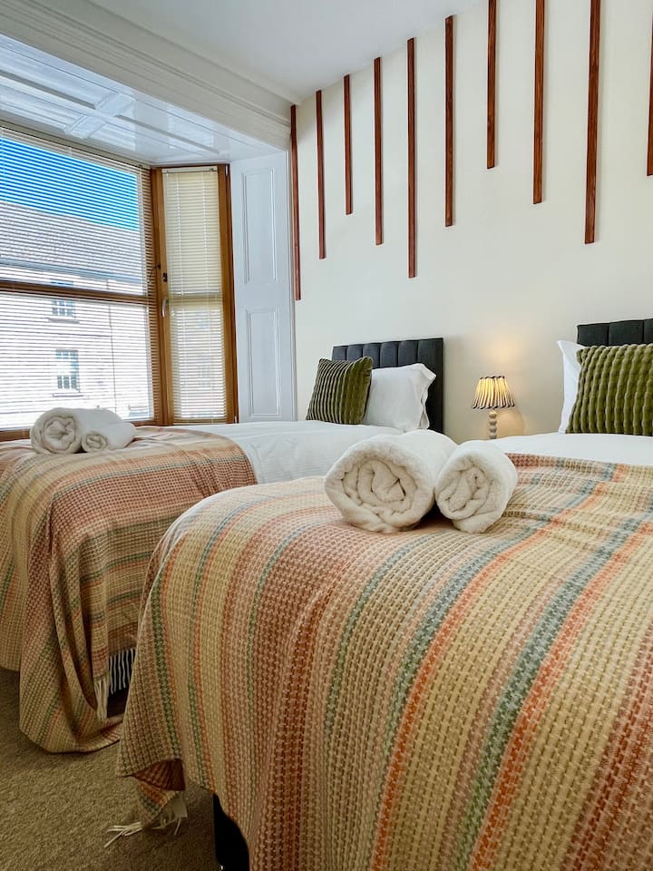 High Street Flat | Local Cafés | Blenheim Palace - Witney