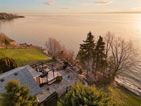 Waterfront cottage w/lake views from deck