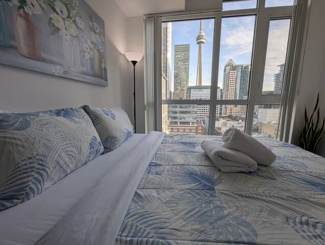 Sunsets with the CN Tower gallery image 3