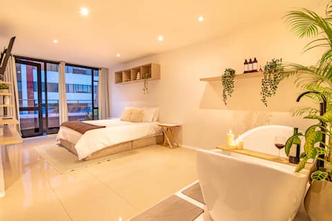 Spacious 4-Bedroom Apartment with Bathtub | Zone T | 14 Guests