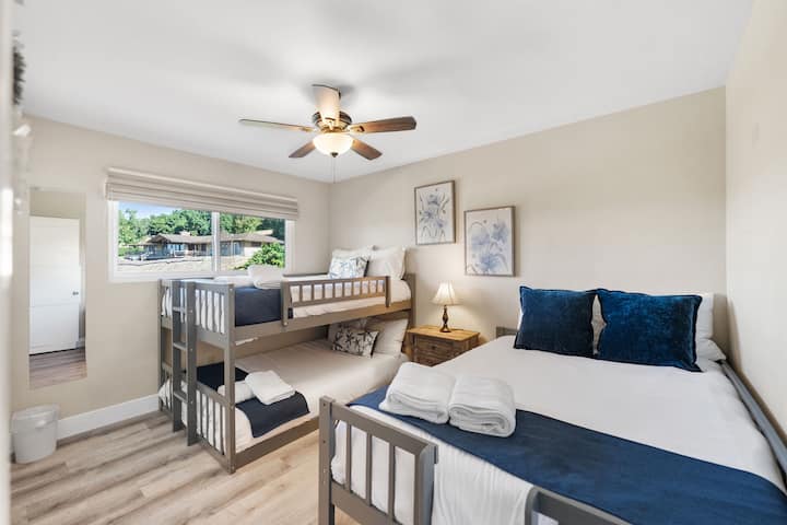 Three double/full beds in this room accommodate up to 6 (small) people ✅