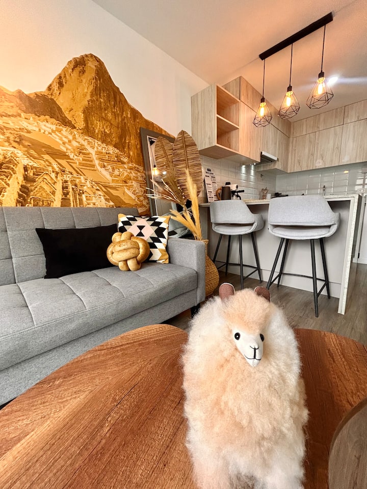 Ovo je Llami. 
Dnevni boravak s udobnom sofom i 55-inčnim TV-om. Ogledalo pune dužine. Tradicionalni peruanski ukrasi, doživljaj koji će vas očarati i mjesto za prekrasne fotografije za vaše društvene mreže. Opremljena kuhinja, udobne barske stolice. 