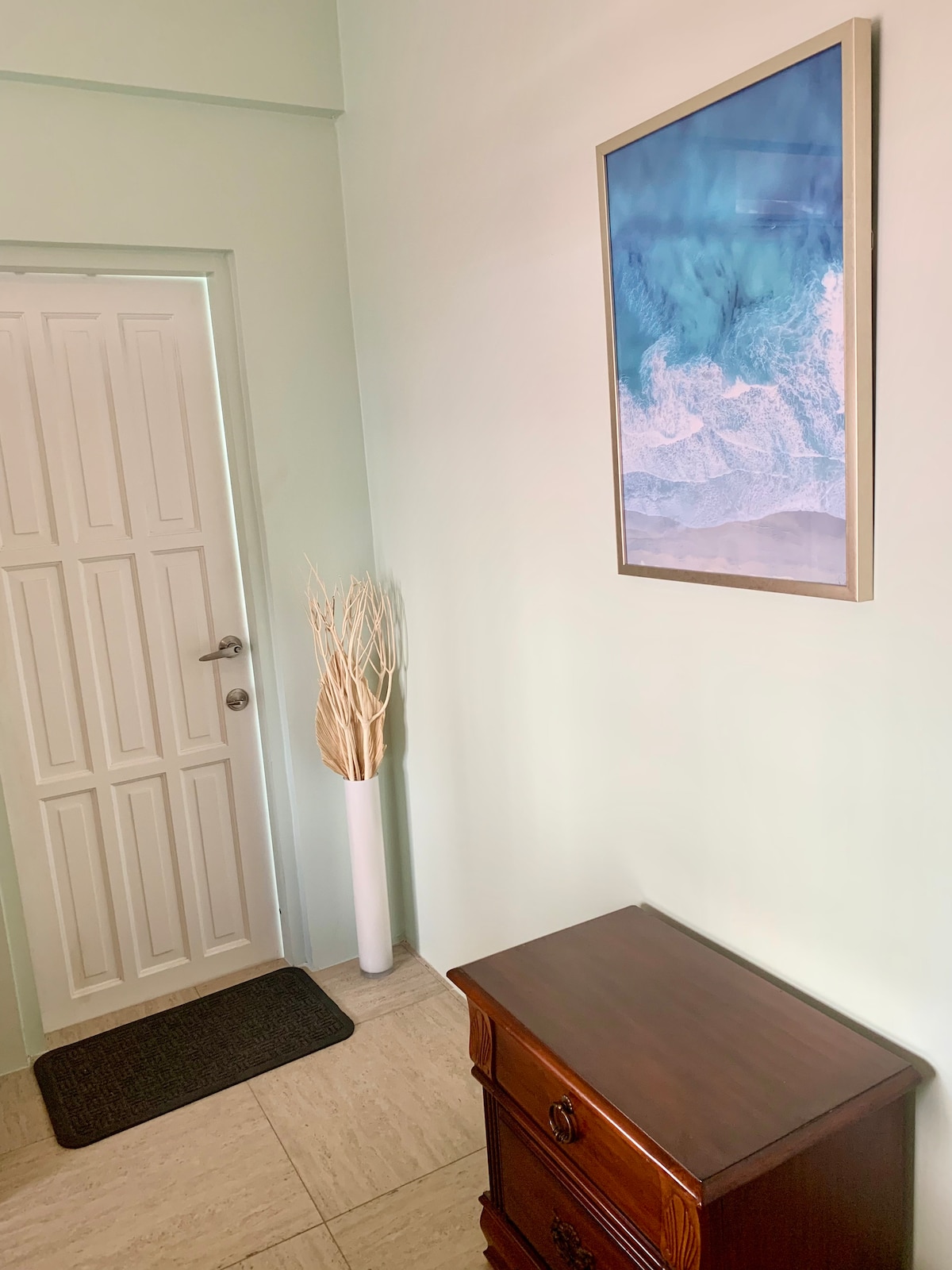 一扇安全锁定的后门从卧室通向后院和洗衣区