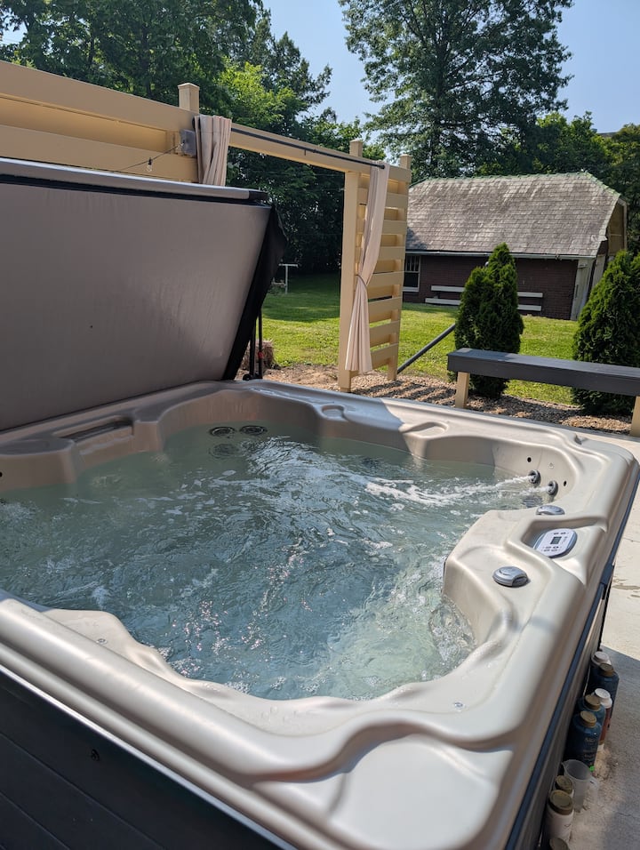 Montgomery Estate 
*Hot Tub*