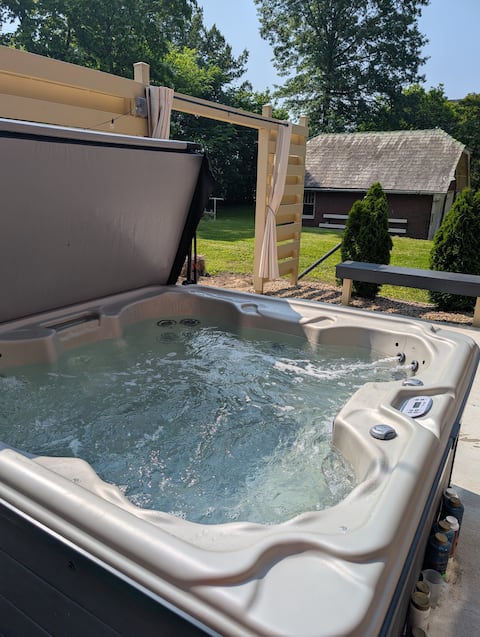 Montgomery Estate
*Hot Tub*