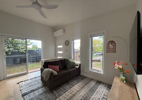 Popular Airbnb listing: Peaceful, 2 bedroom- guest retreat - close to town in Orange City Council