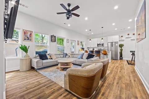 Top performing Airbnb: Atlanta Fun: Hot Tub & Game Oasis in Riverdale