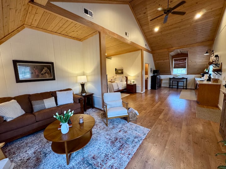 Romantic Barn Loft, Pond Views & Quiet Escape - Tennessee